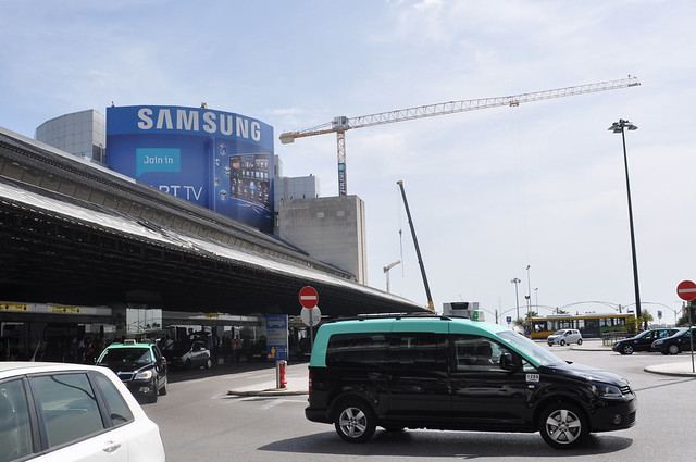 Táxis pretos partindo do Aeroporto de Lisboa