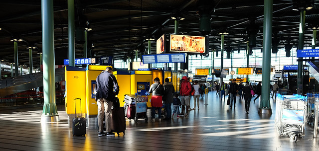 máquinas amarelas para compra de passagens do trem que vai do  aeroporto ao centro amsterdam