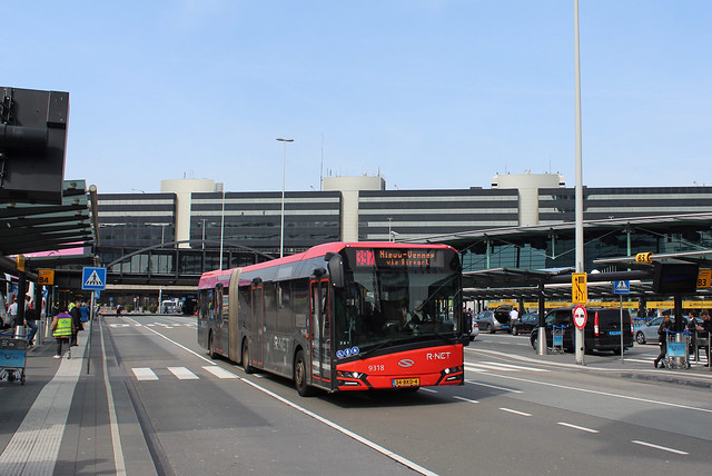 ônibus 397 da connexxion faz o trajeto do aeroporto ao centro de amsterdam